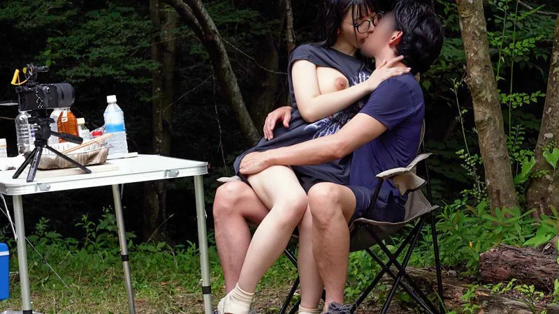 Vừa vào bãi đỗ xe em đã cởi đồ đòi chịch ngay trên ô tô